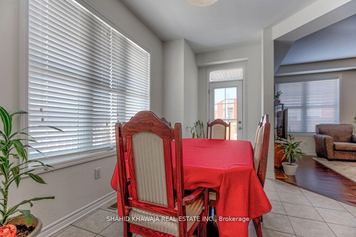 438 Grovehill Crescent photo 11