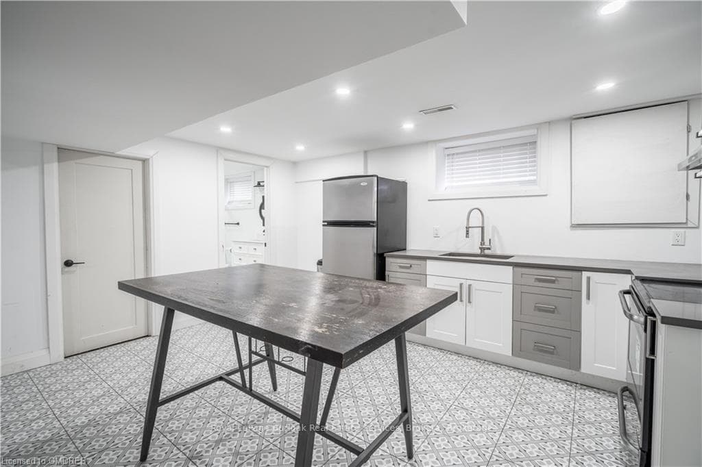 908 FENNELL Avenue Unit Lower photo 4
