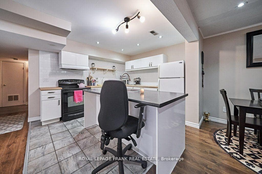 461 Tweedsmuir Street Unit Lower photo 3