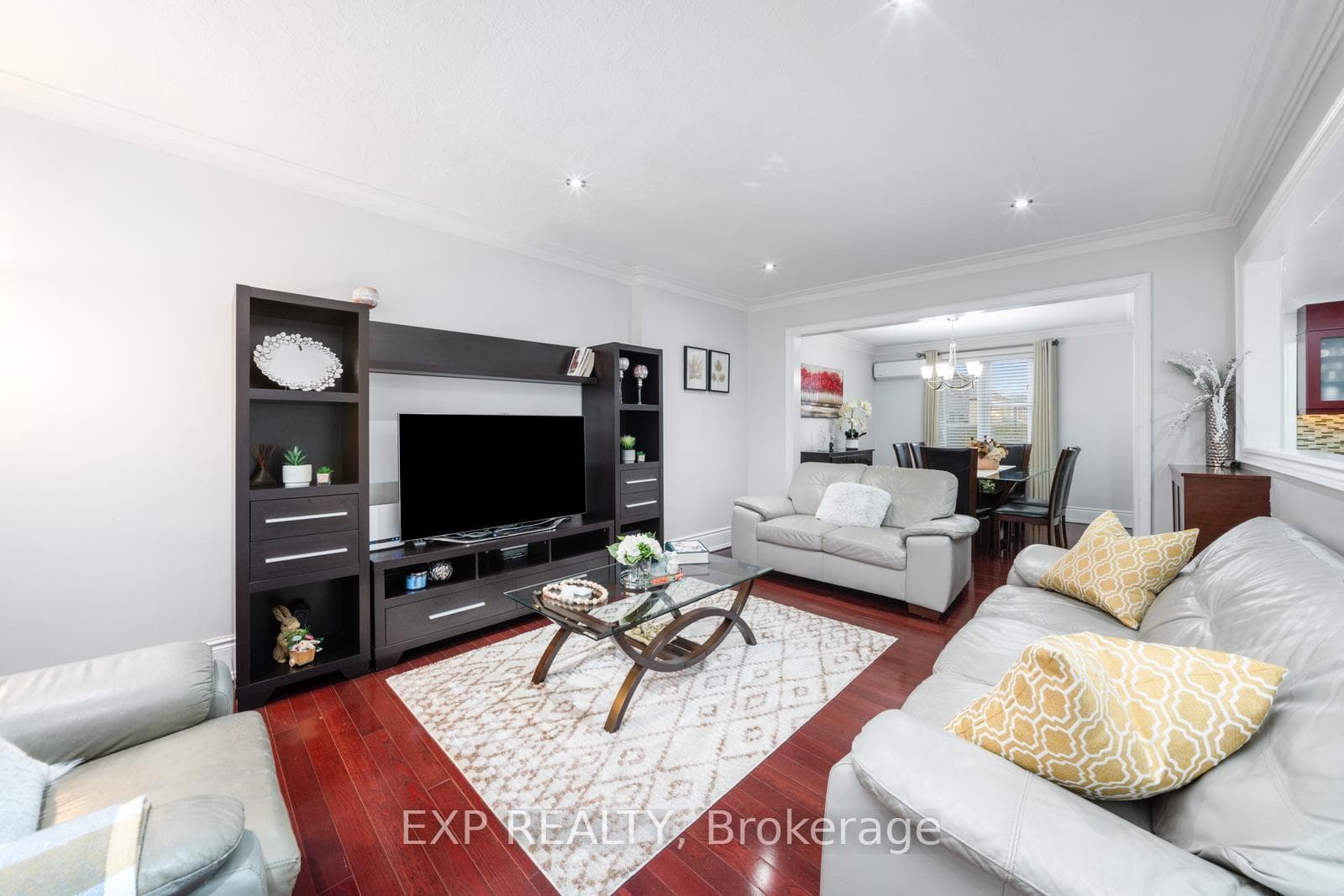 2067 Eglinton Avenue photo 3