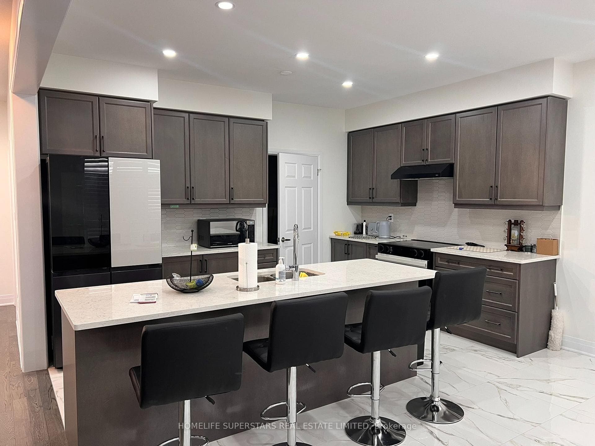 188 AVIRON Crescent photo 10