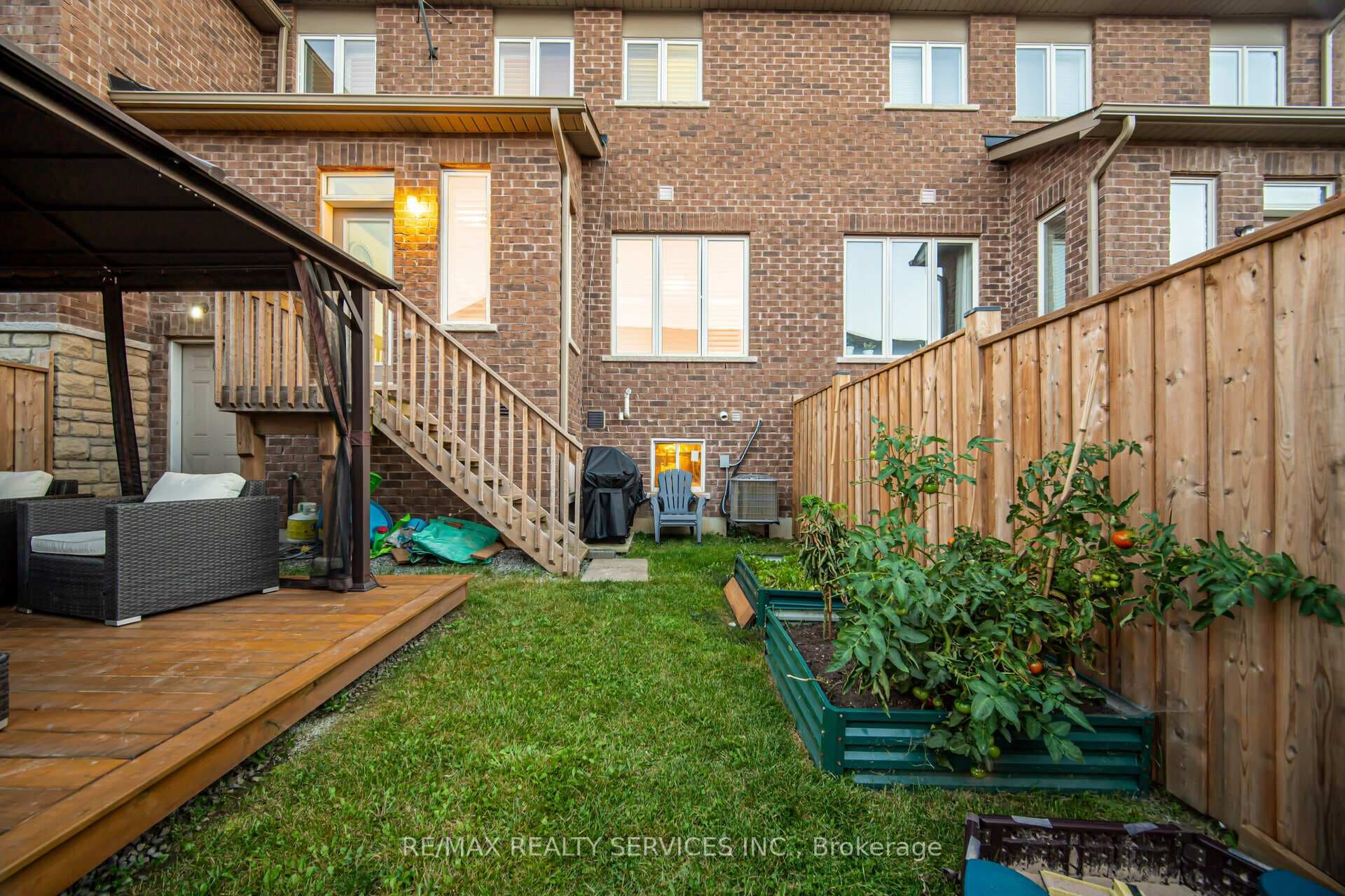 127 Holbrook Court photo 34
