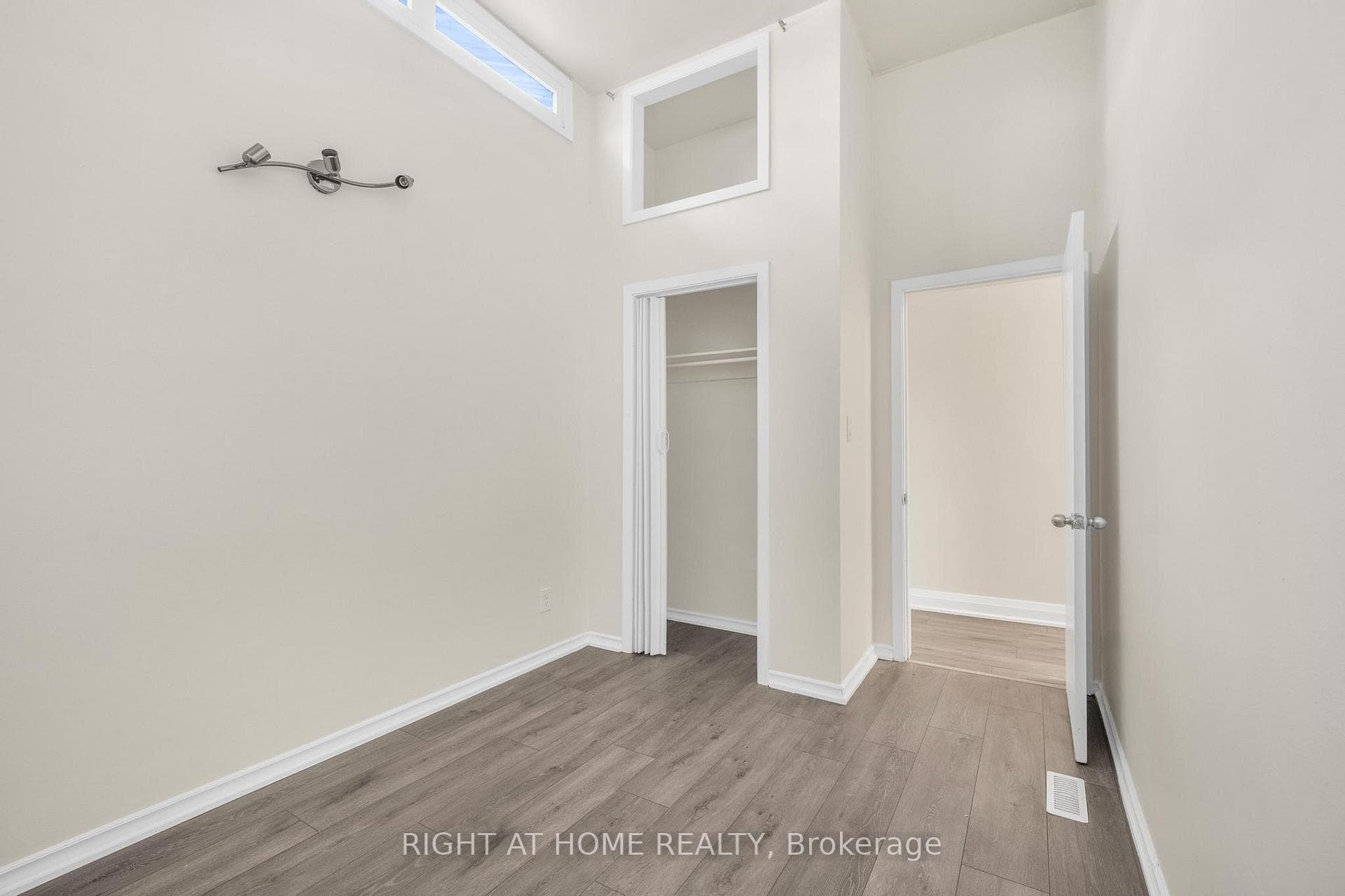 1698A Eglinton Avenue photo 15