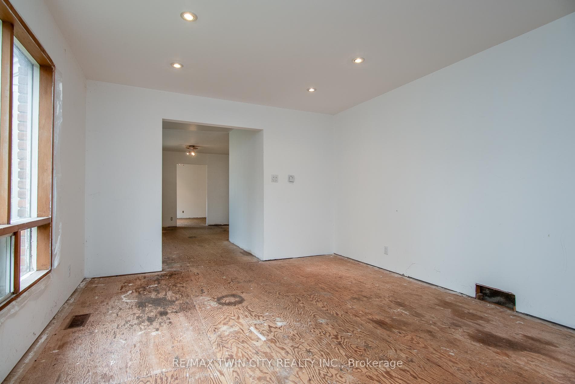 56 Ridgeview Crescent photo 8