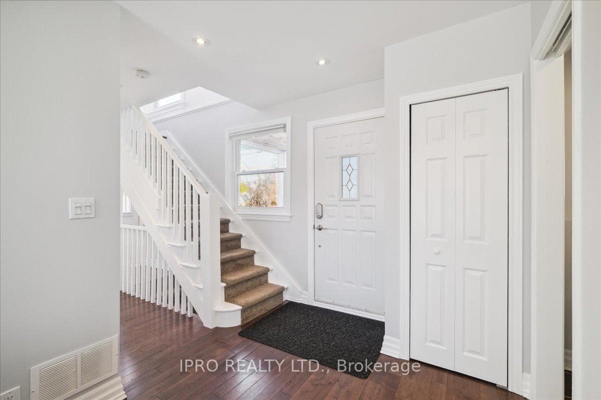 226 Queen Mary Drive photo 3