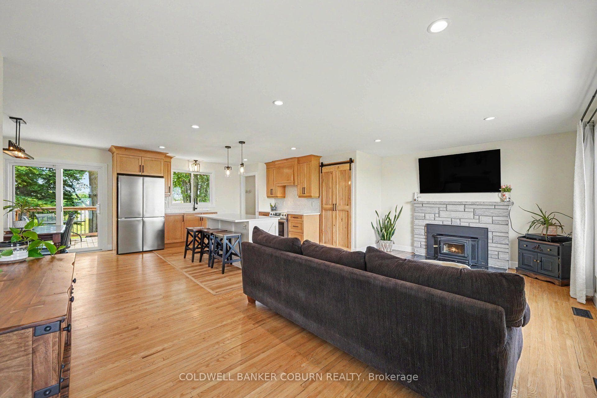 11895 Cloverdale Road photo 3