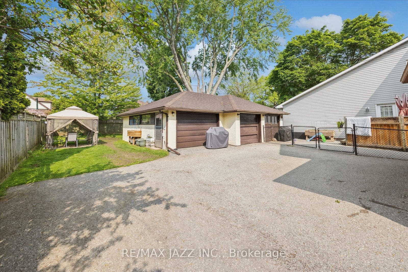 640 Mary Street photo 37
