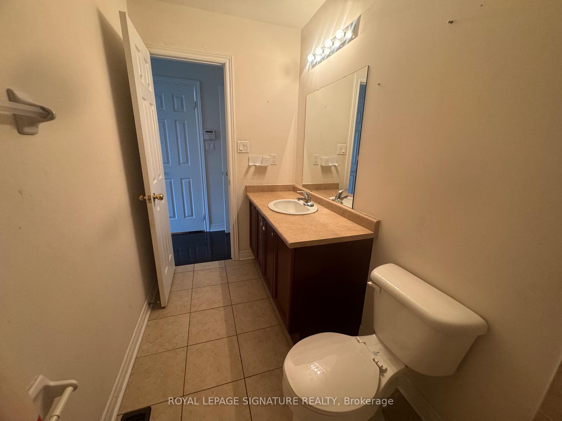 427 Comiskey Crescent photo 20