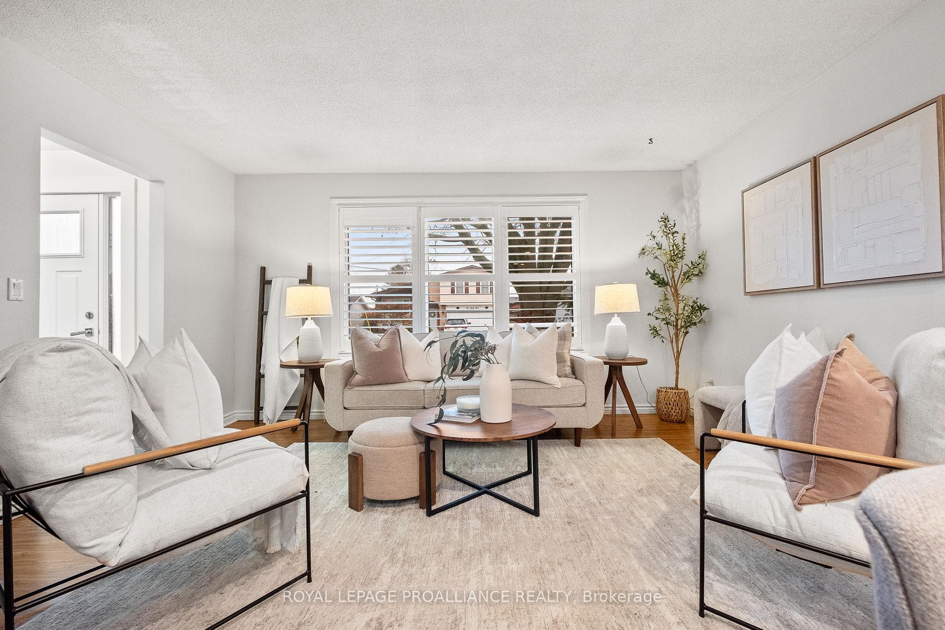 582 Carlisle Street photo 4