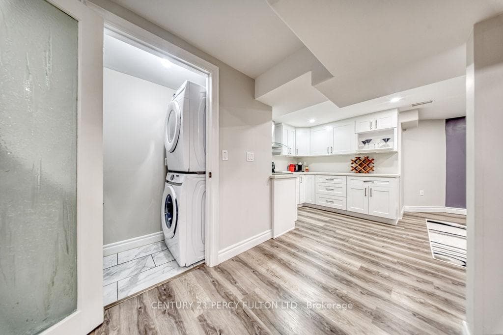18 Booth Crescent photo 38