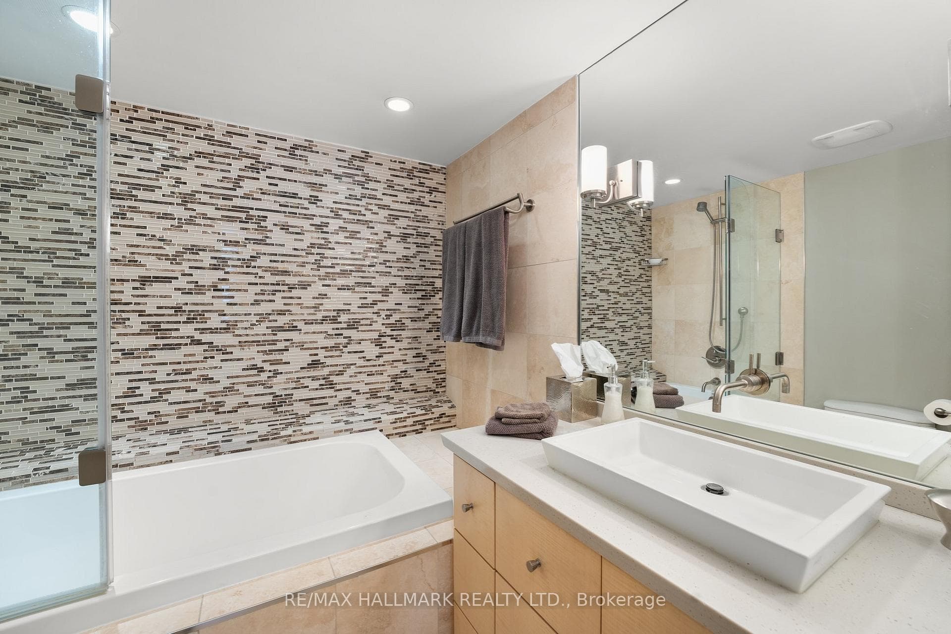 135 George Street Unit 702 photo 23