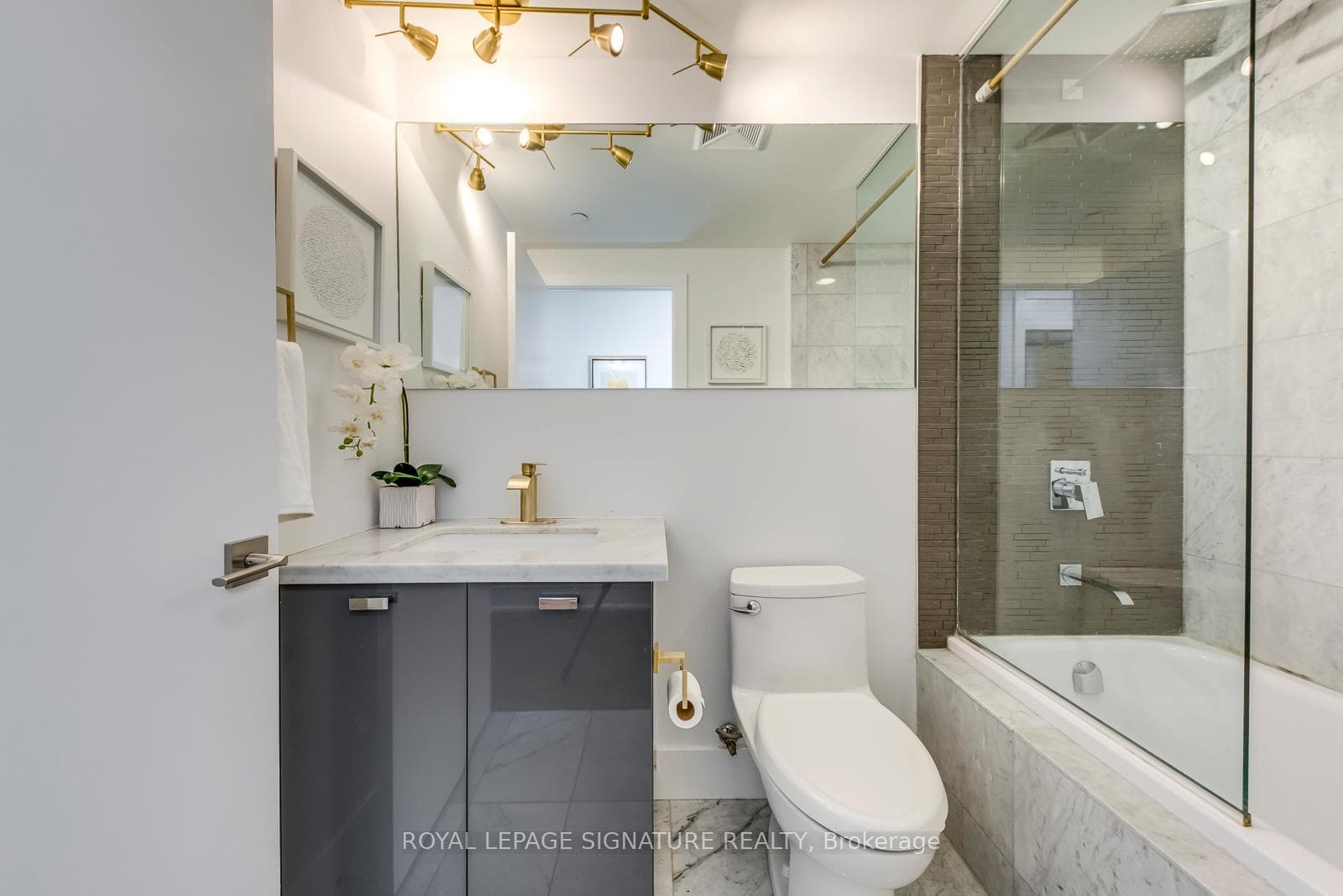 32 Davenport Road Unit 1606 photo 14