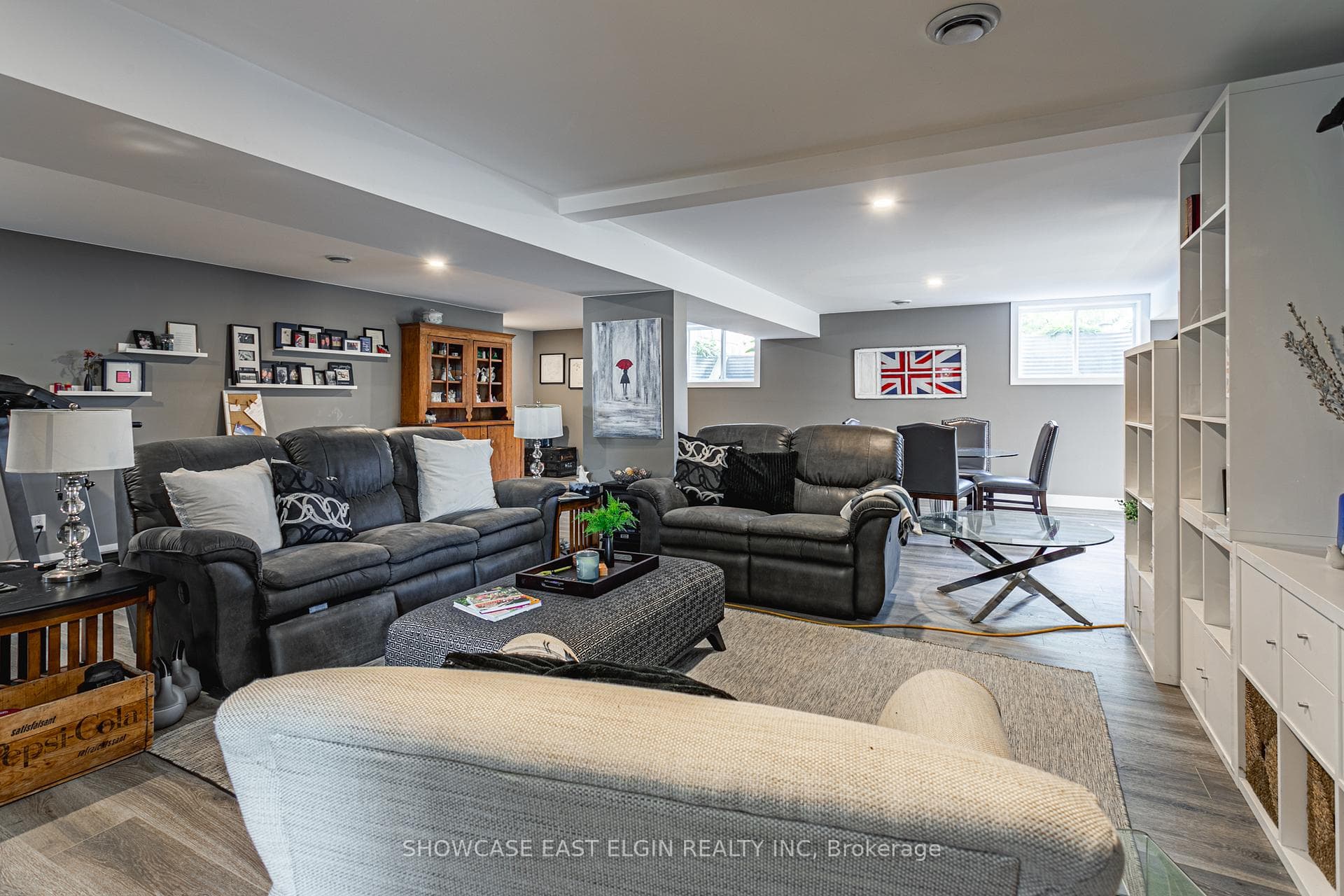5285 Wales Crescent photo 17