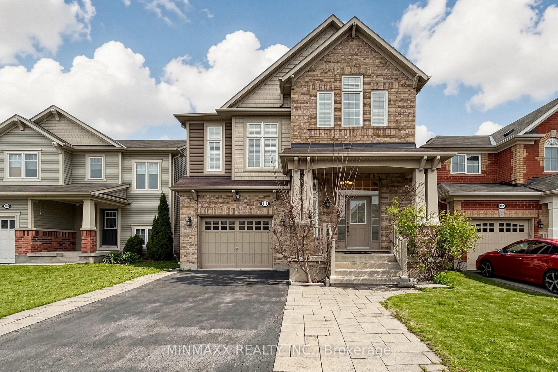 916 Minchin Way photo 1