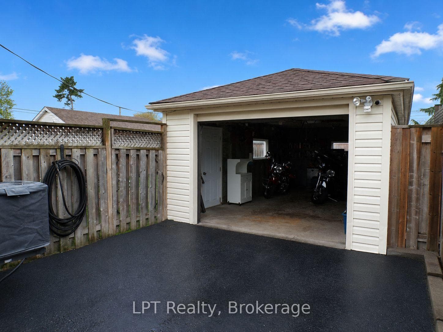 1.5 car detached garage