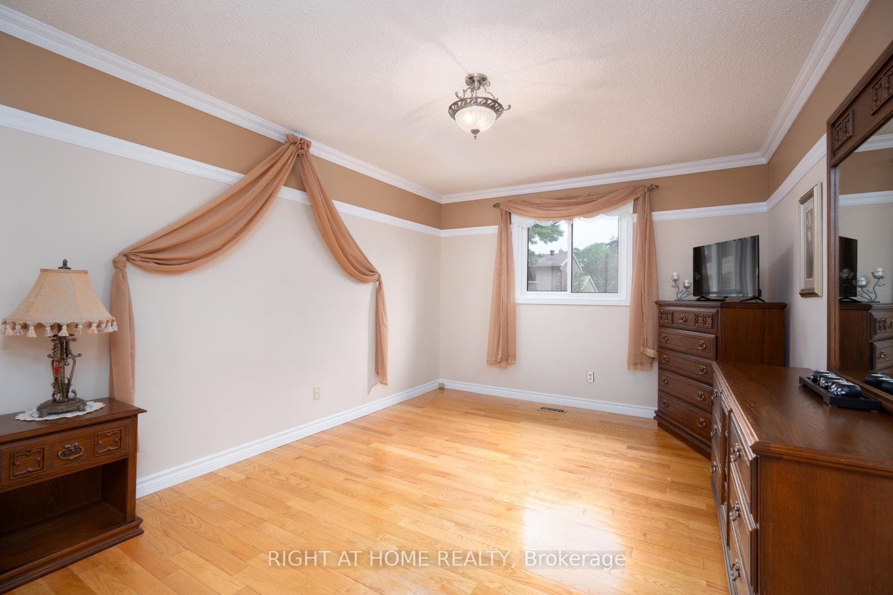 210 SENECA Avenue photo 14