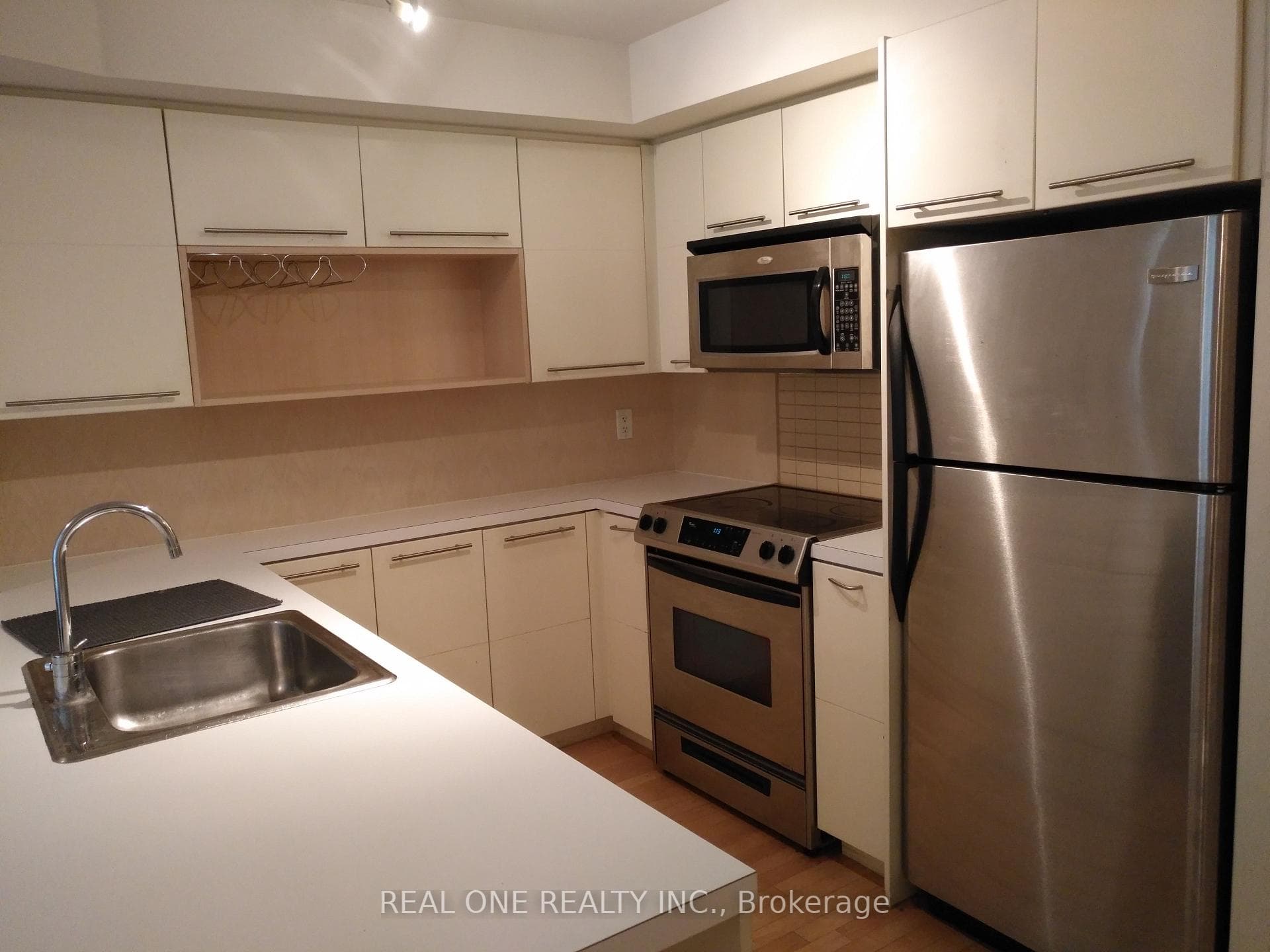 21 Carlton Street Unit 306 photo 3