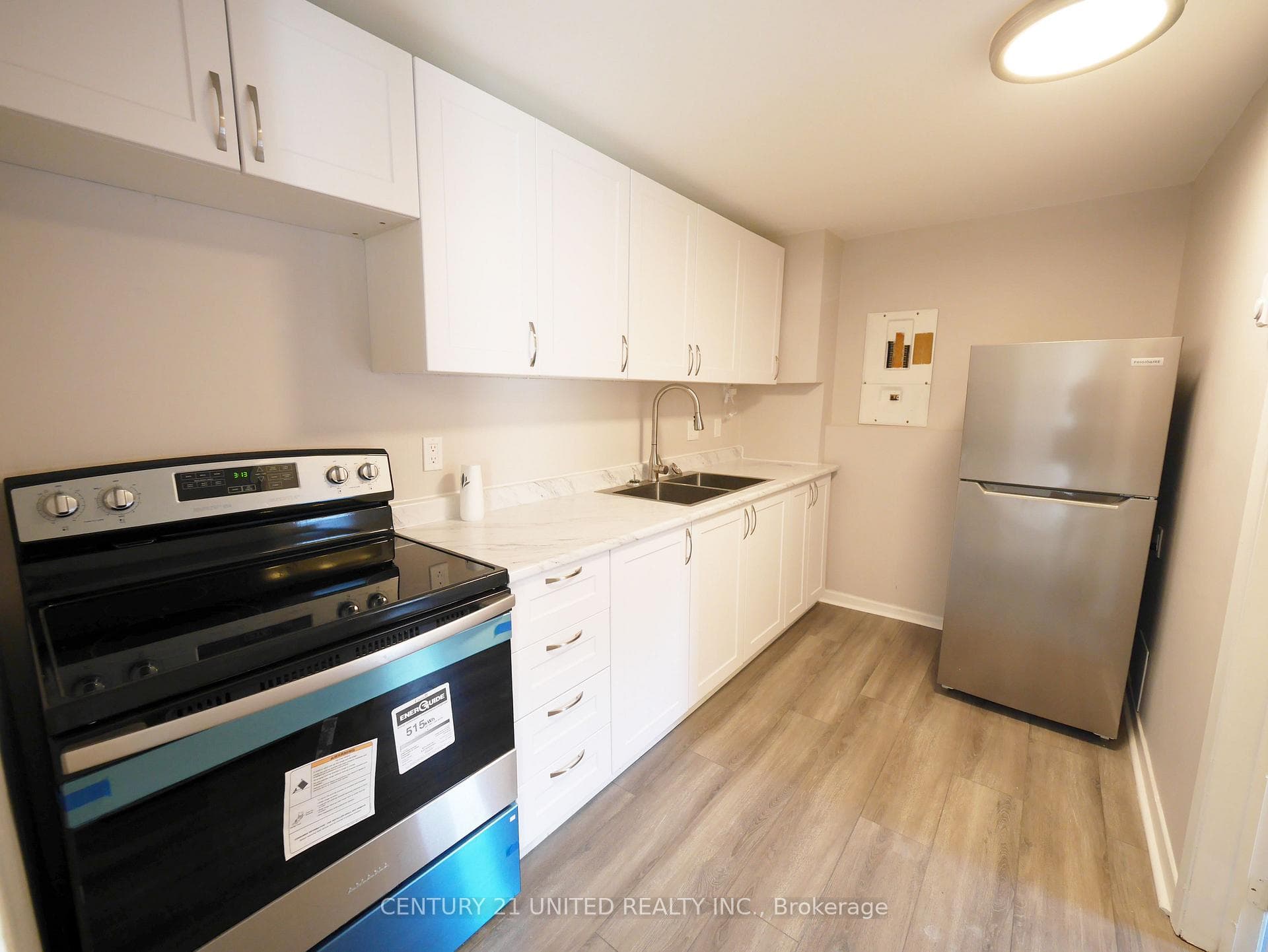 381A Queen Street photo 6