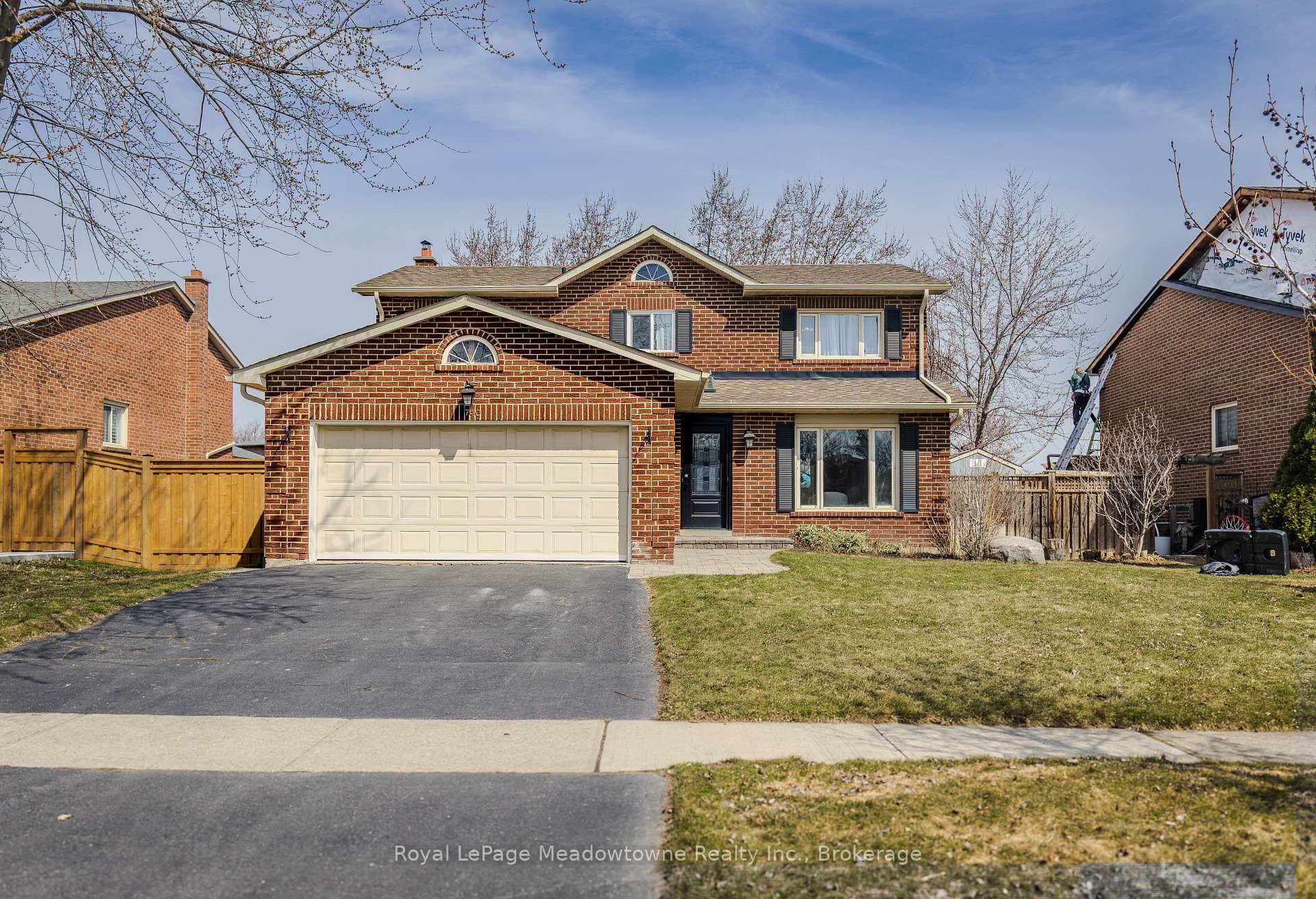 740 Robertson Crescent photo 2