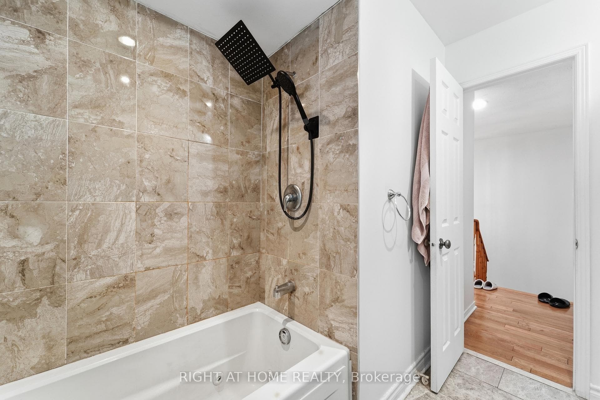 141 Sandown Avenue photo 22