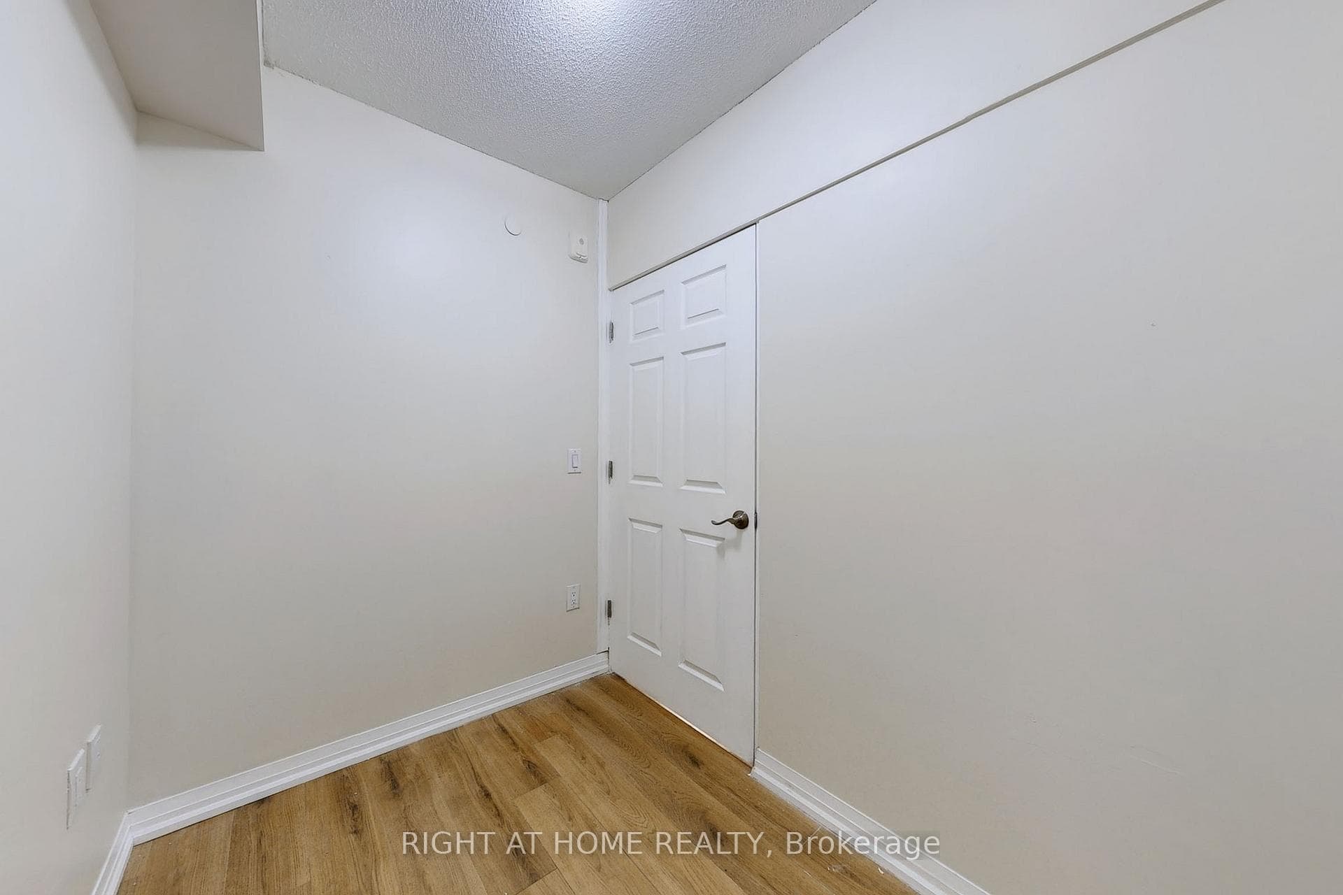 741 Sheppard Avenue Unit 610 photo 39