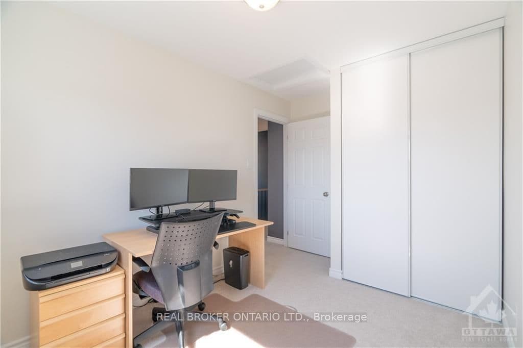 35 FOXLEIGH Crescent photo 19