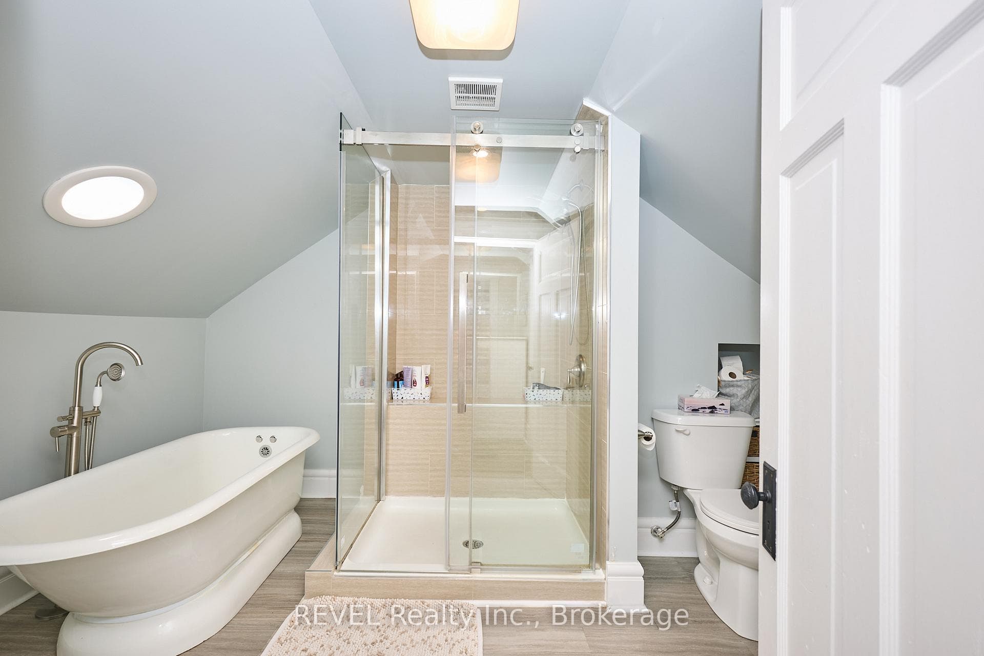 Beautifully appointed 5-pc upstairs bathroom