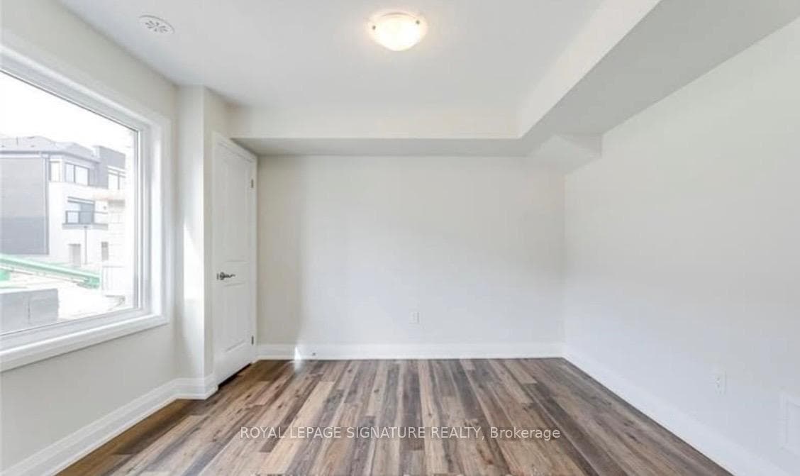 2498 Badger Crescent photo 5
