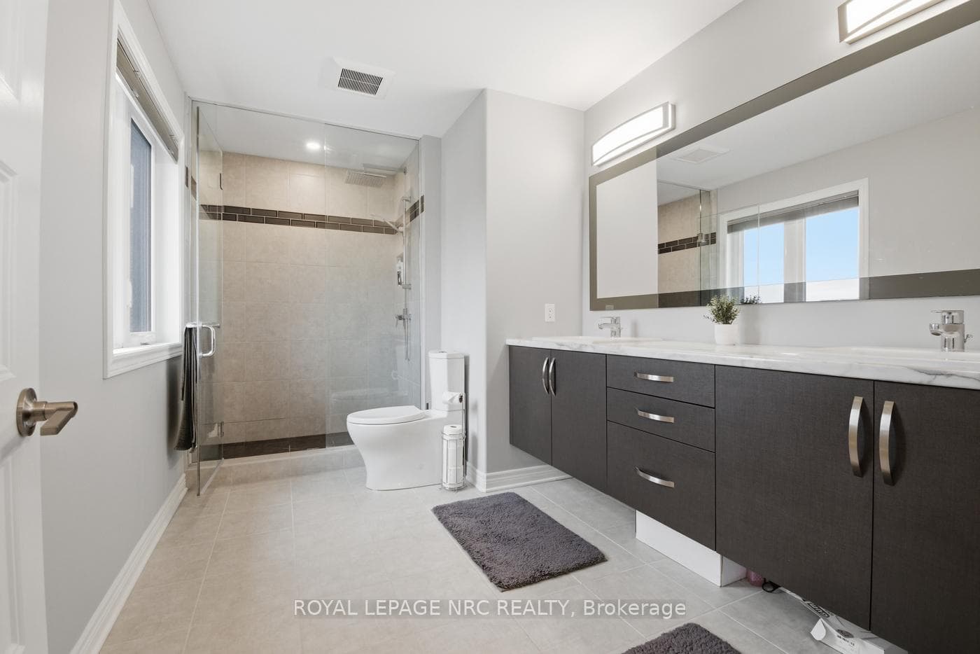 Primary bed with ensuite, double sink, shower