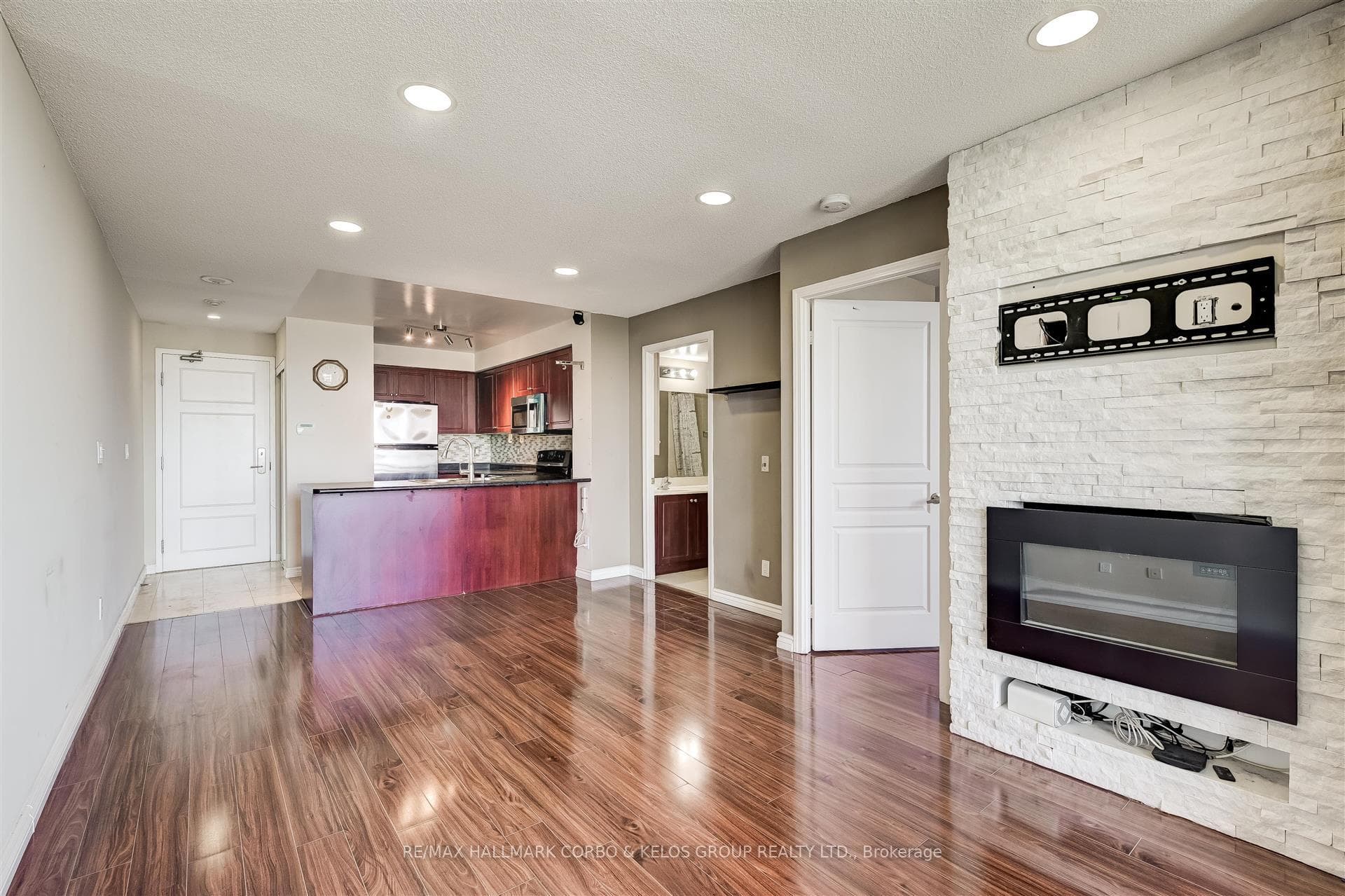 350 Red Maple Road Unit LPH1 photo 10
