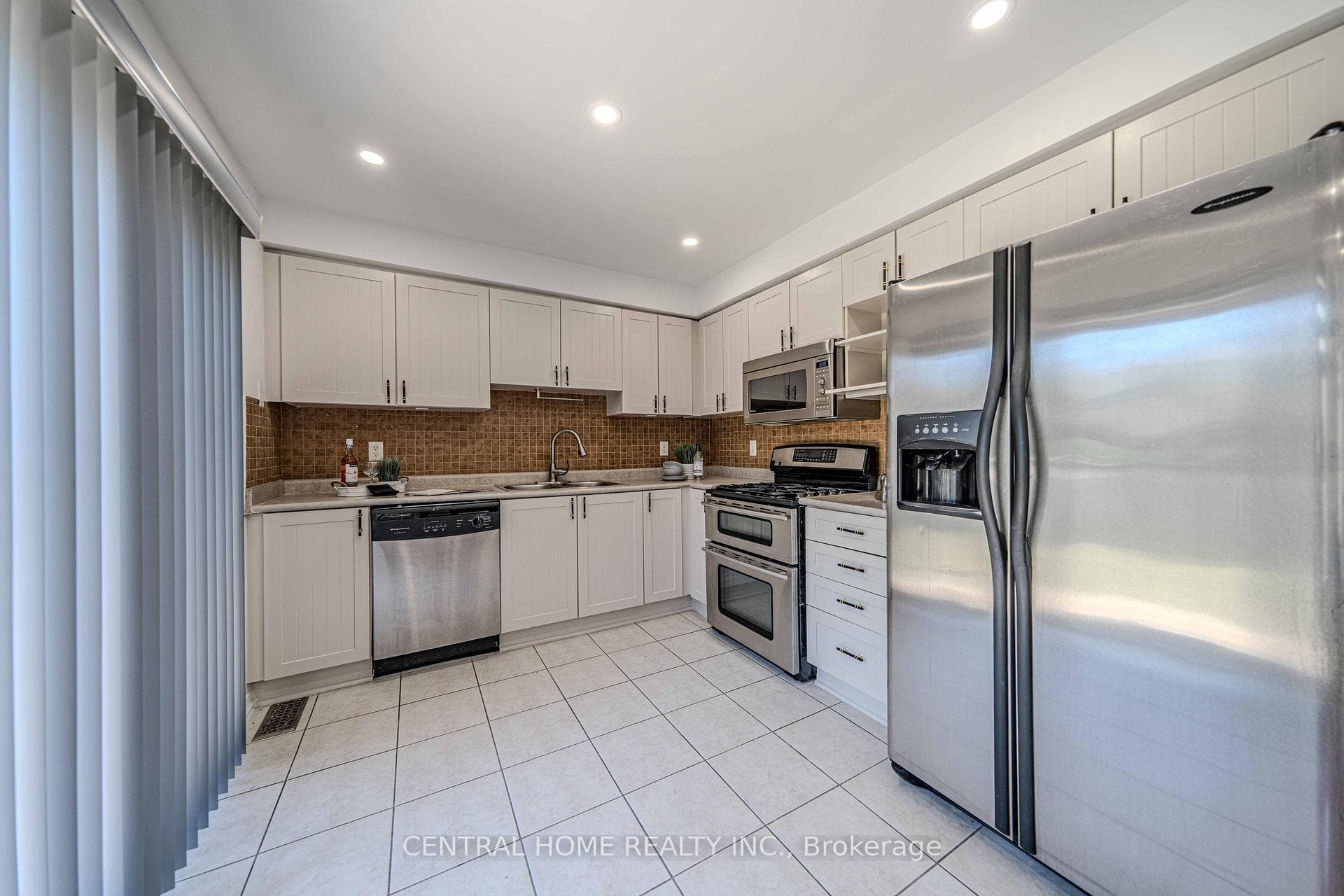 1390 Dumont Street photo 12
