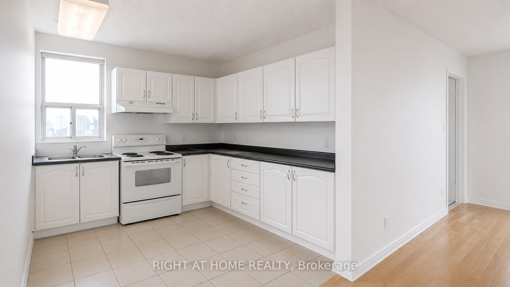 35 Merton Street Unit 1602 photo 2