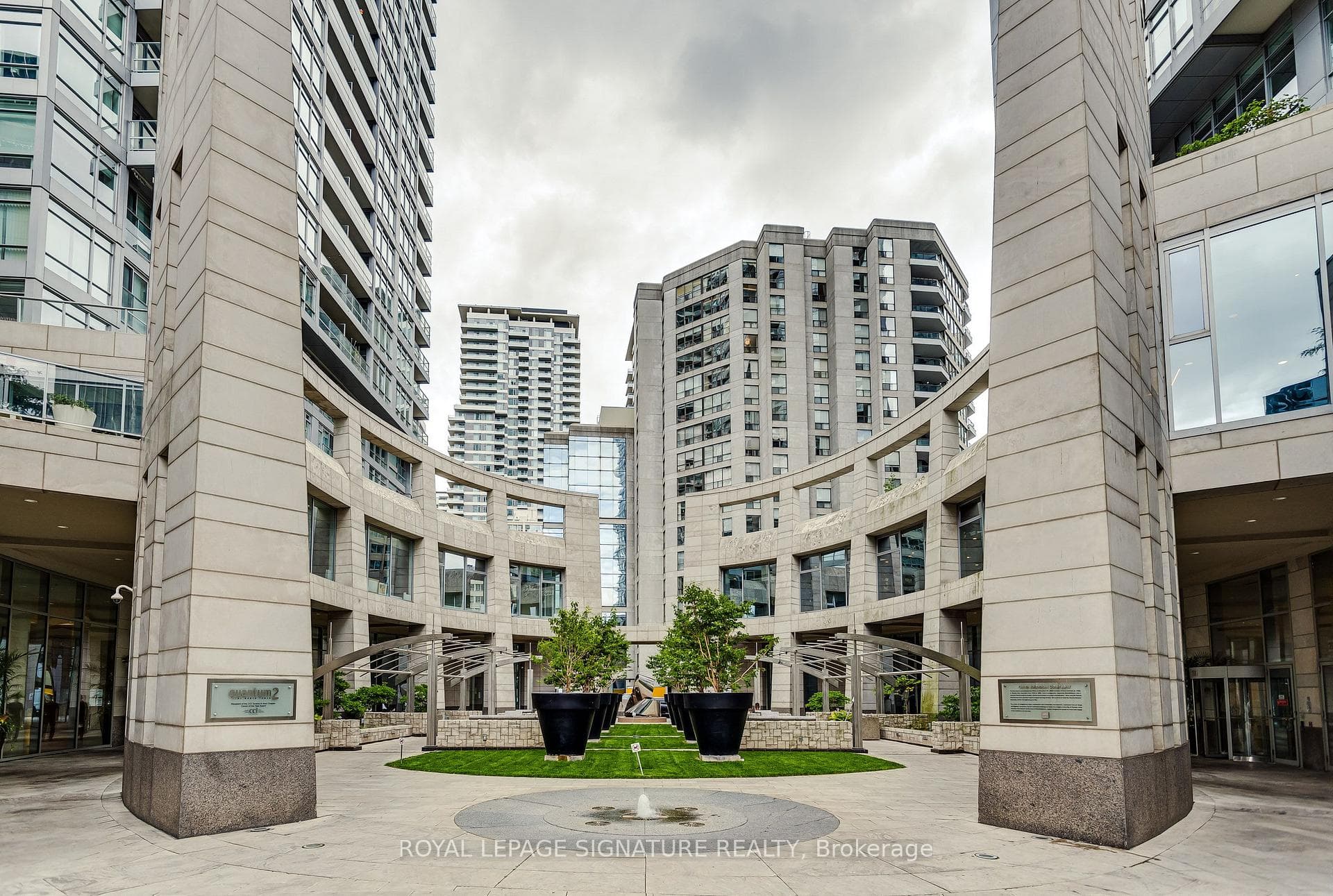 2191 Yonge Street Unit 910 photo 3