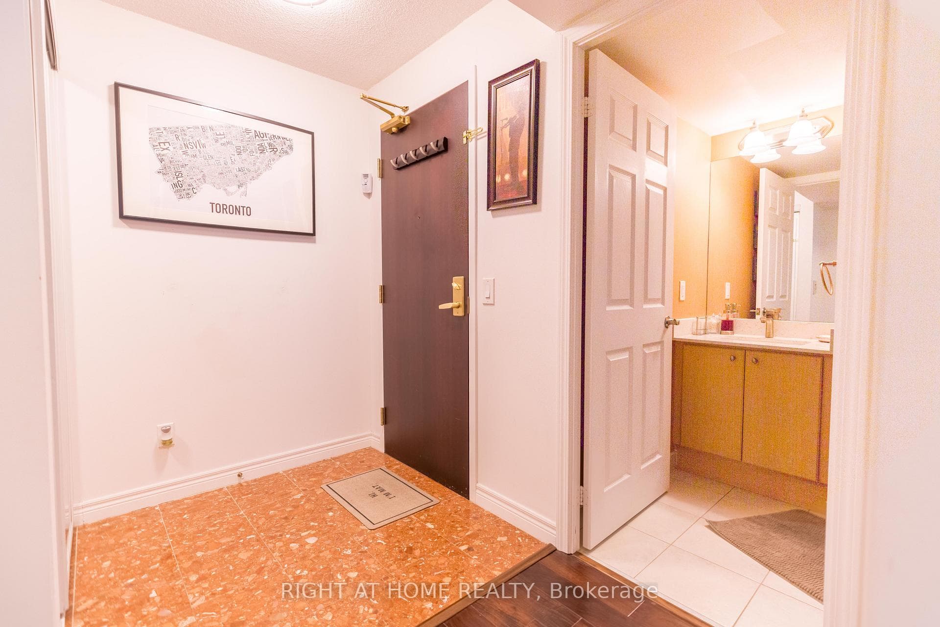 30 Grand Trunk Crescent Unit 506 photo 3