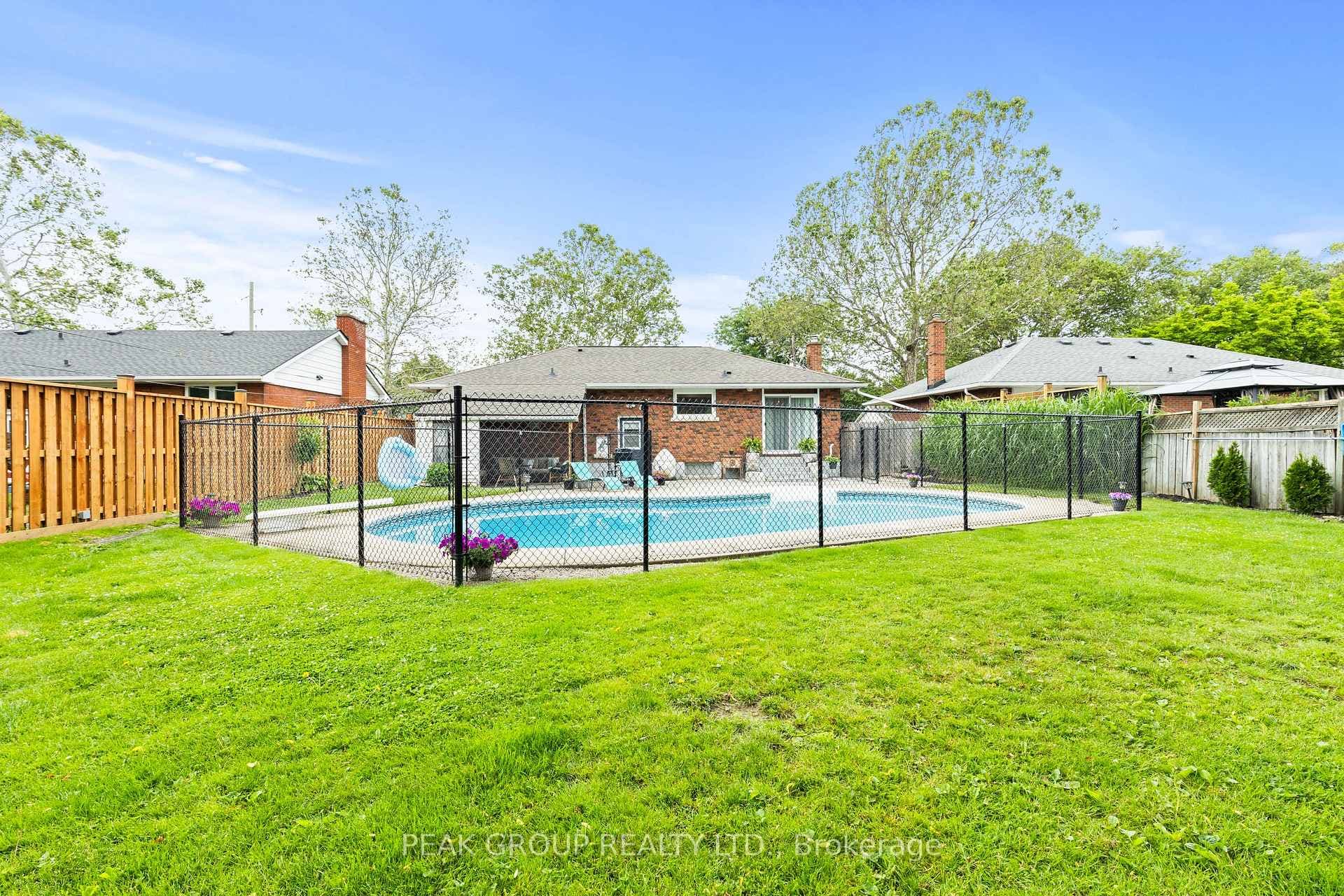 8 Roxanne Drive photo 35