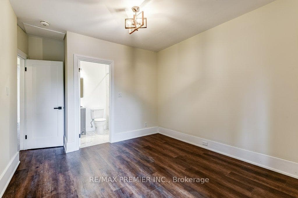 184 Highbourne Road Unit 2nd Floor photo 33