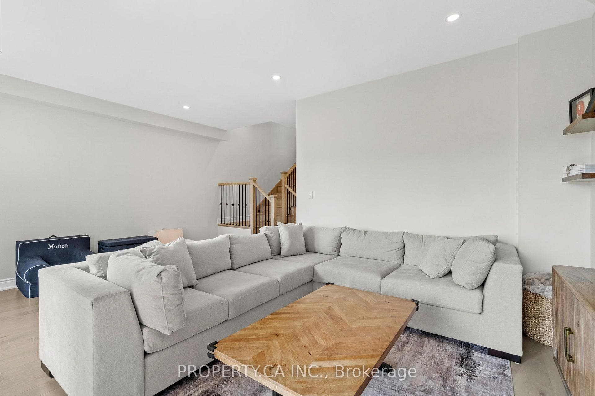 556 New England Court photo 38