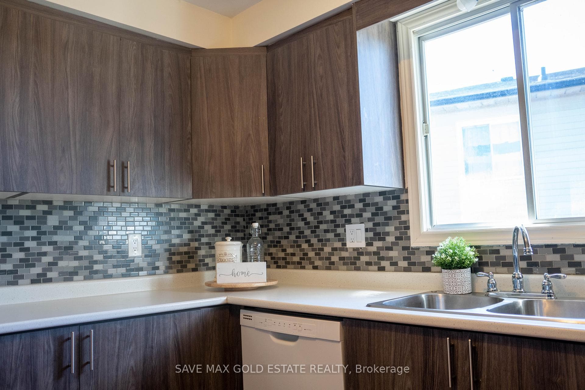 70 Lampman Crescent photo 6