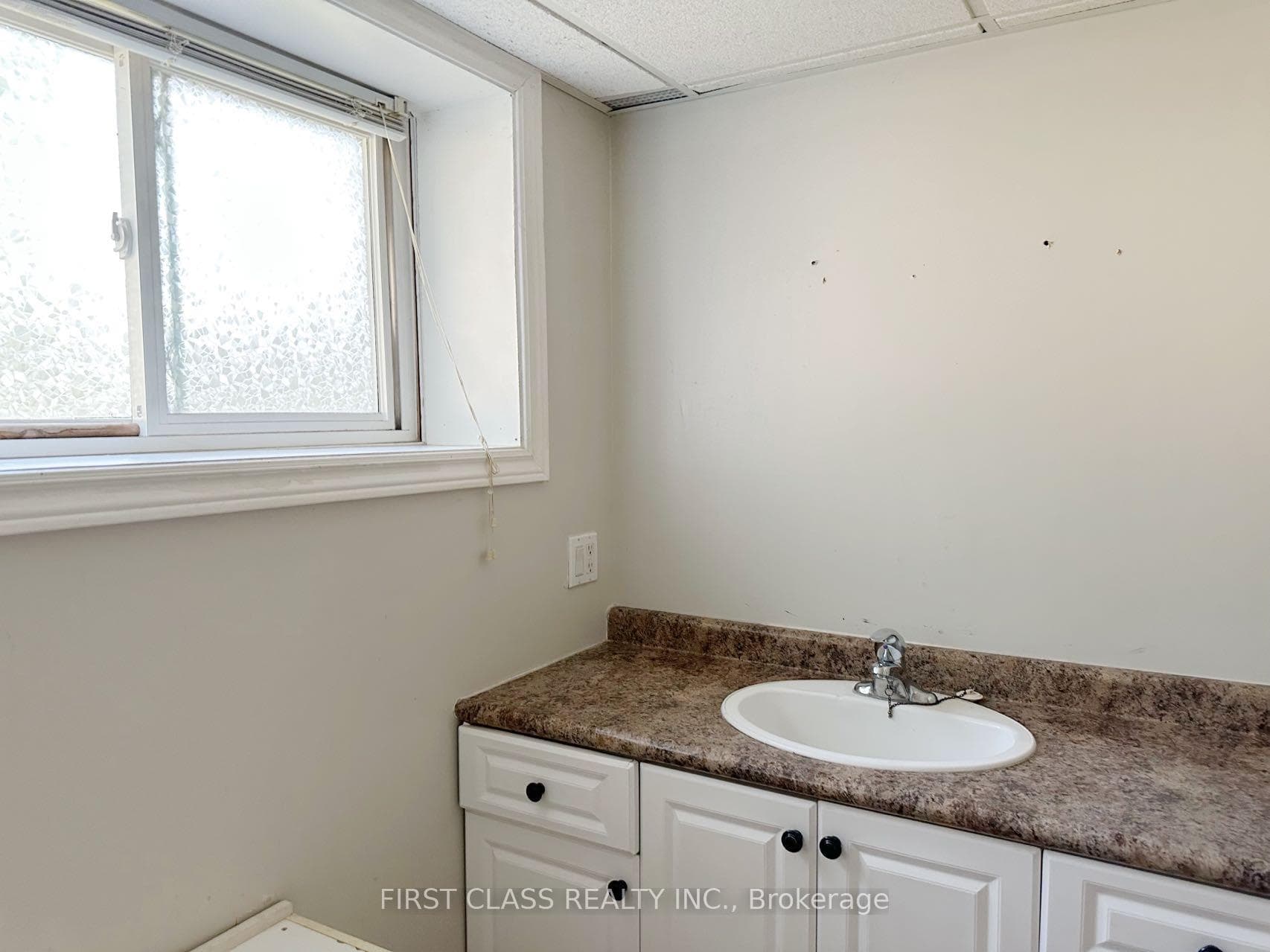 1 Lakeside Cres Avenue Unit Unit B photo 8