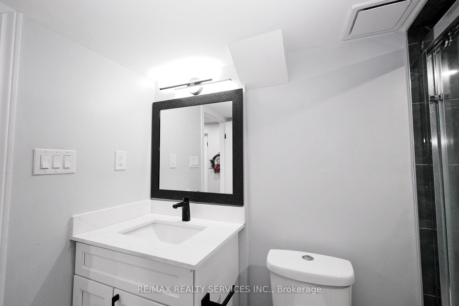 8 Yeoman Drive Unit Basement Apartment photo 13