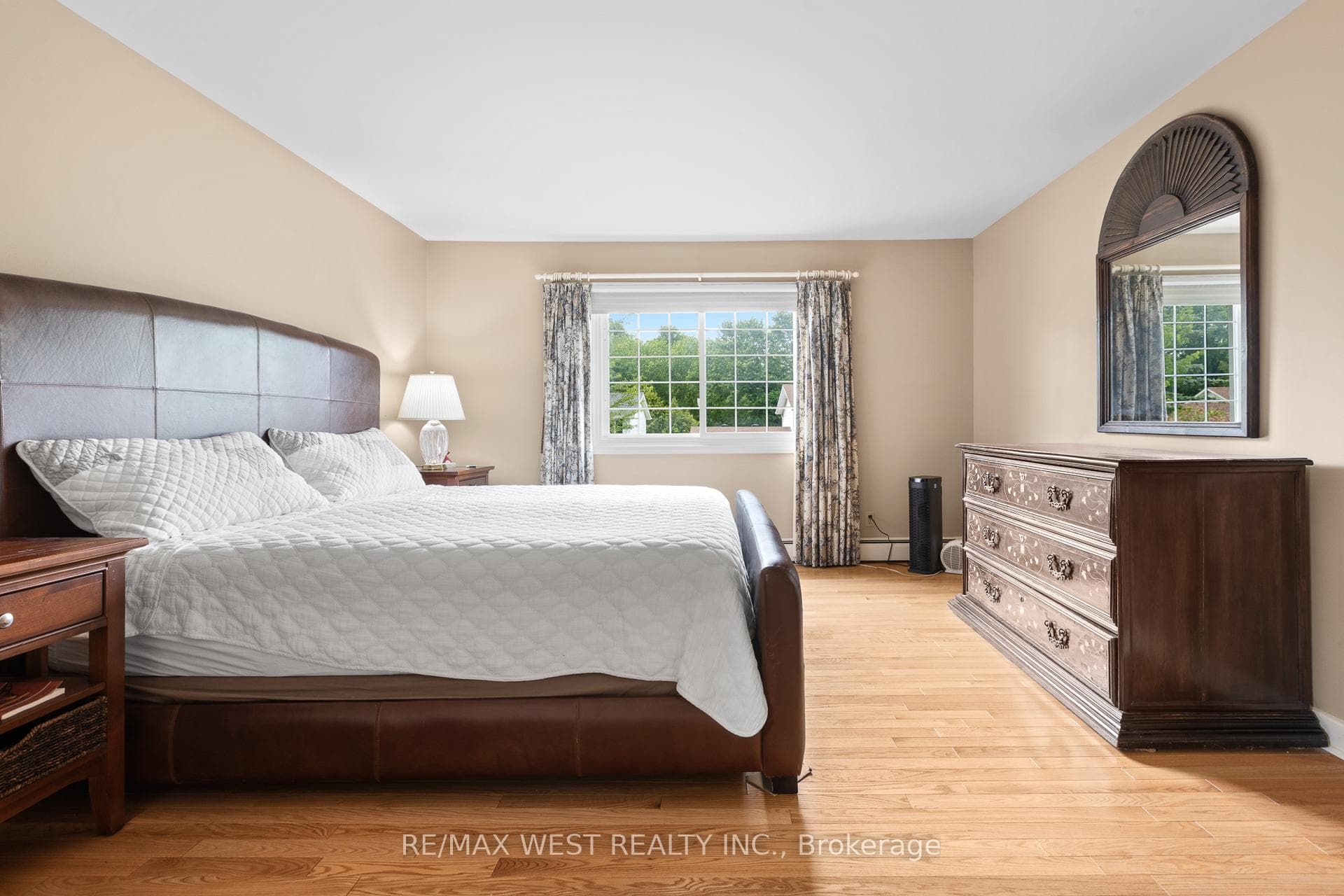 1758 Rhodes Crescent photo 10