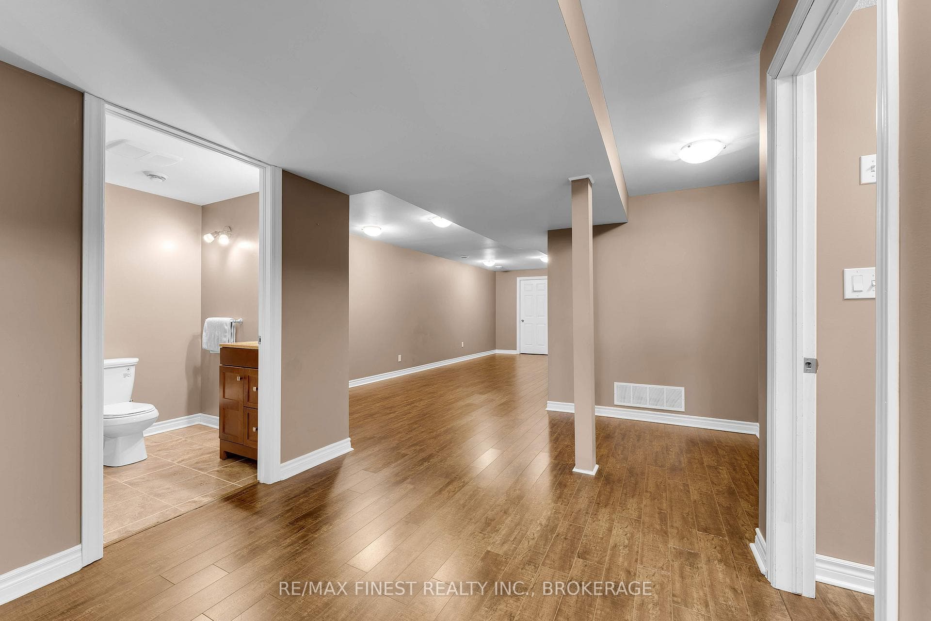 570 Freeman Crescent photo 31