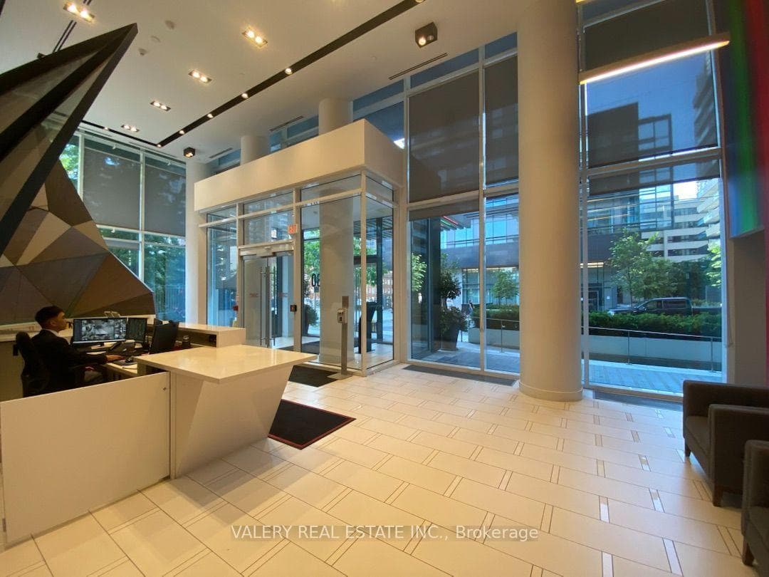 30 Roehampton Avenue Unit 2807 photo 10