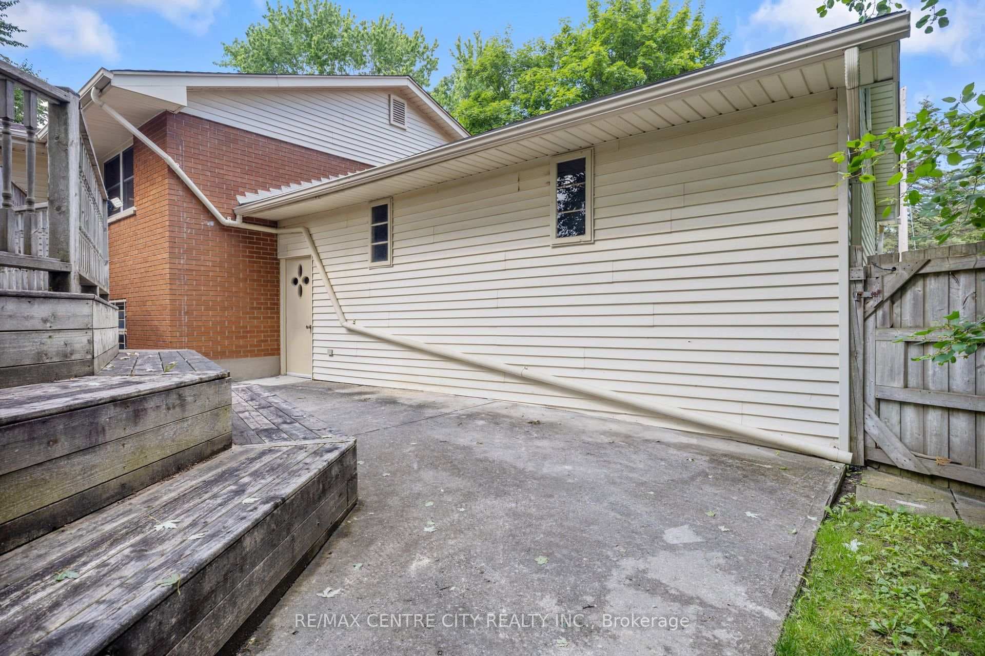46 Brentwood Crescent photo 39