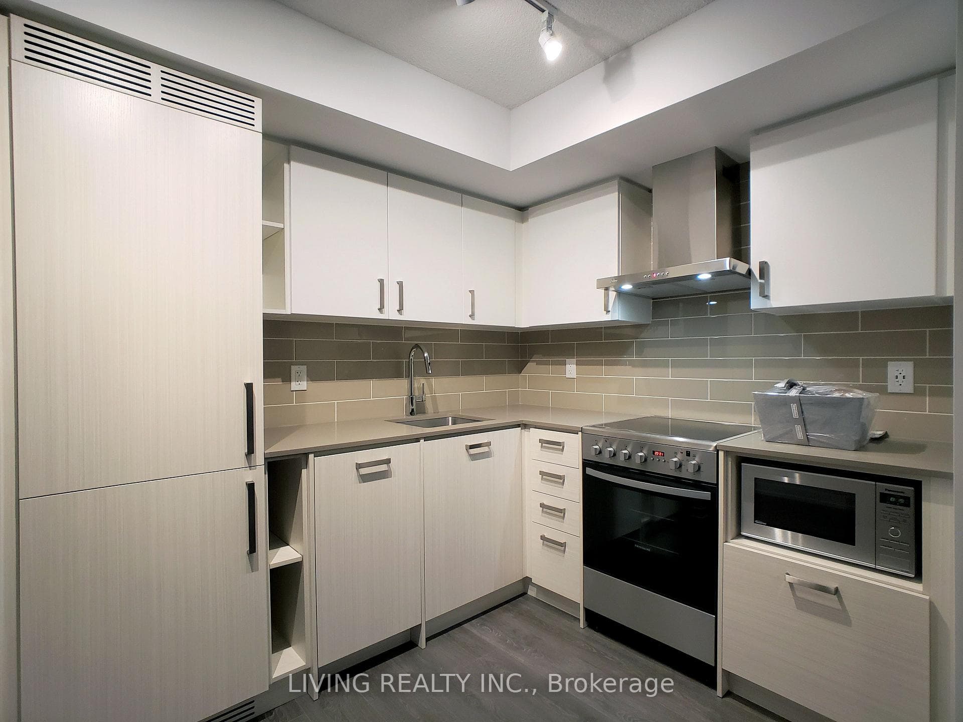 125 Redpath Avenue Unit 1612 photo 5