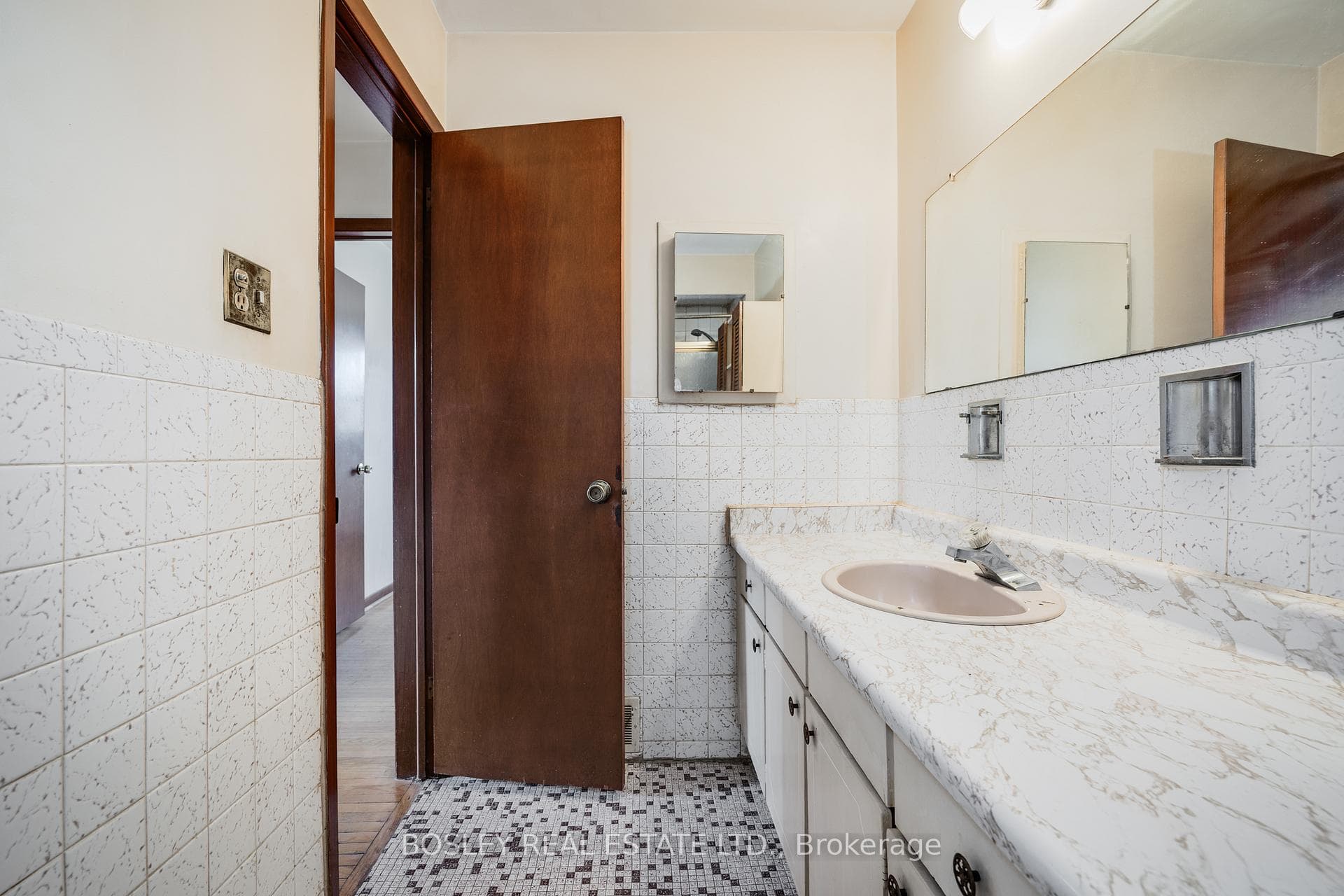 Upper 4 Piece Bathroom