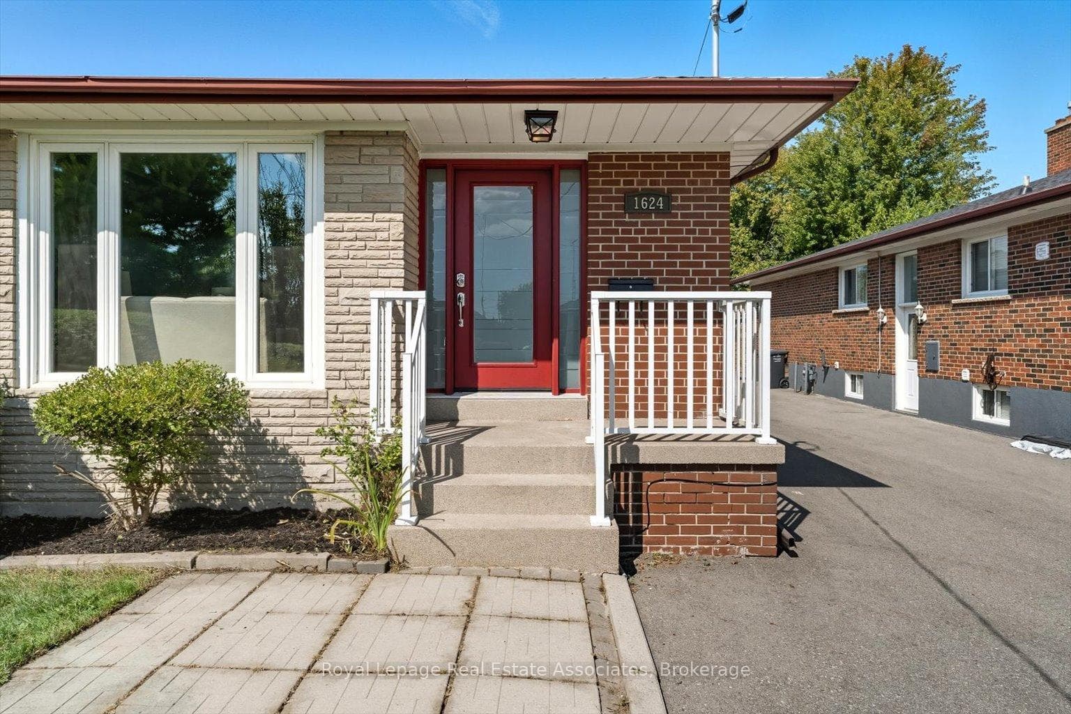 1624 Coram Crescent photo 3