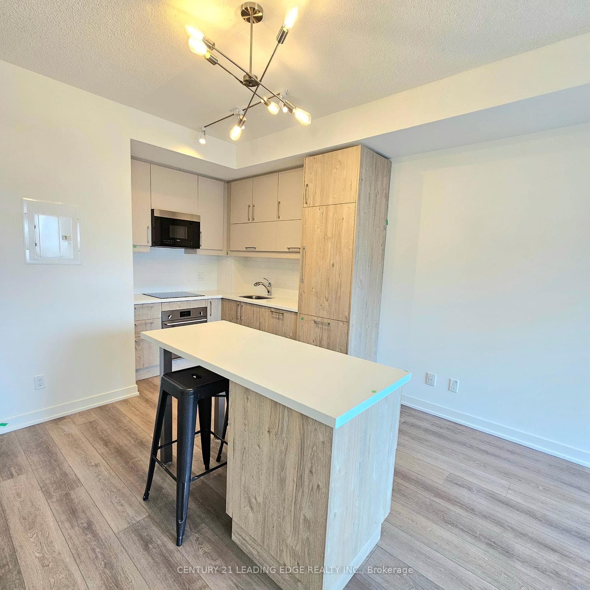 Kitchen w/island