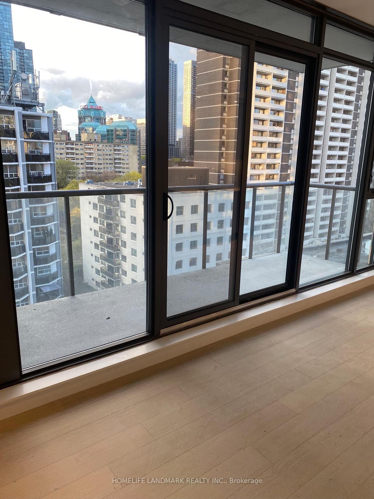 81 Wellesley Street Unit 1008 photo 3