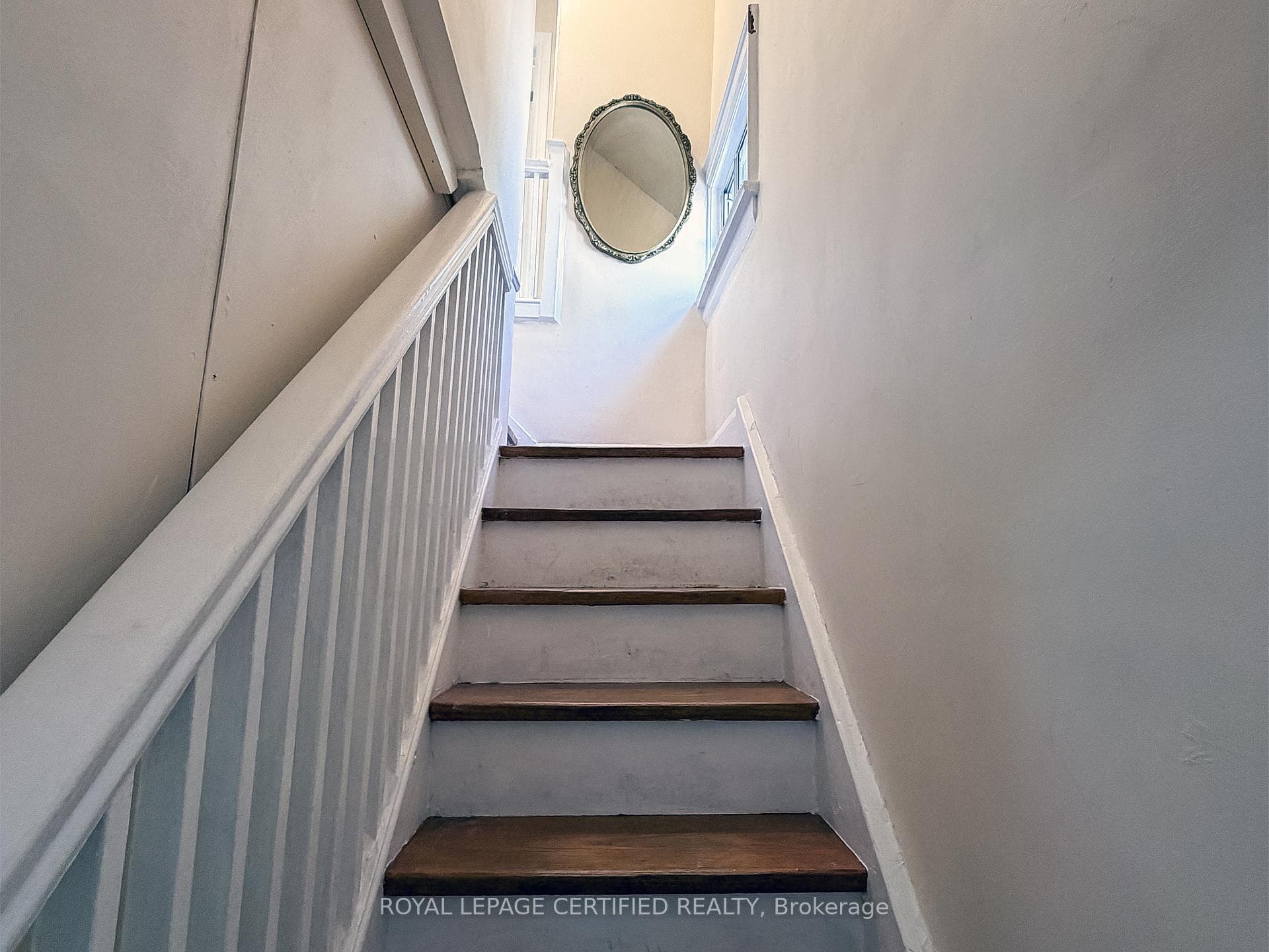 148 Belgravia Avenue Unit Upper photo 2
